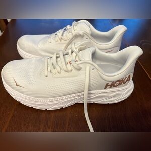 Woman’s Hoka Arahi 7 Running Shoes